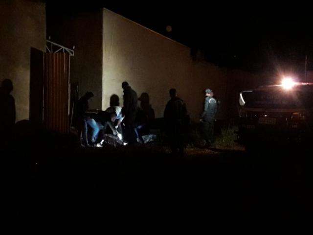 Corpo de mulher &eacute; encontrado enterrado com os p&eacute;s e m&atilde;os amarrados 