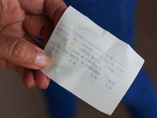 Na manhã desta quarta-feira, passageira pagou a tarifa com reajuste, no valor de R$ 4,10 (Foto: Marcos Maluf)