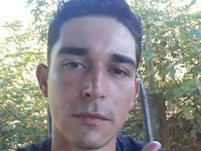 Jovem de 22 anos morre ao ser atingido por trave de futebol em campo 