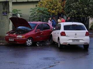 Acidente entre Pálio e Gol no cruzamento das ruas Hebert Moses e Planalto (Foto: Kísie Ainoã)