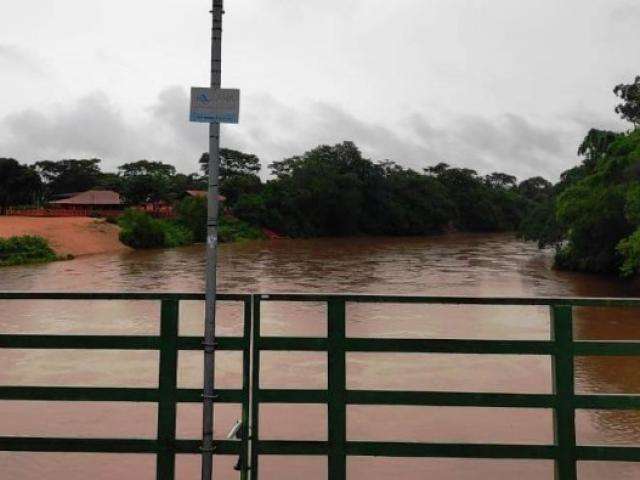 Nível de rio atinge 4,49 metros e deixa município em estado de alerta