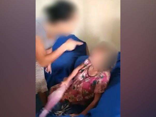 Idosa de 82 anos apanha da nora enquanto filho filma agress&atilde;o