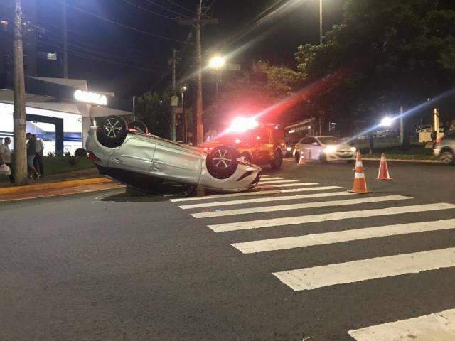 Ve&iacute;culo tomba ap&oacute;s ser atingido em cruzamento da Afonso Pena 