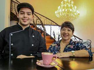 Silvio e a mãe Rita de Cássia, donos da padaria e café. (Foto: Marcos Maluf)