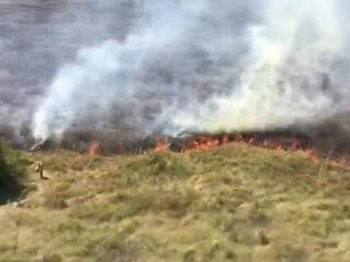 Imagens de helic&oacute;ptero mostram combate ao fogo no Pantanal