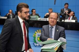 Deputados Pedro Kemp (PT) e José Carlos Barbosa (DEM), durante sessão (Foto: Luciana Nassar/ALMS)