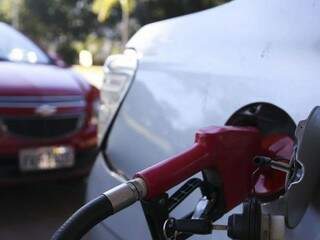Proposta do Governo federal é taxar ICMS por litro de combustível para tentar reduzir preços (Agência Brasil)
