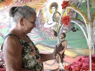 Dona Janete no preparo do ritual do banho de São João. (Foto: Anderson Gallo/Arquivo Diário Corumbaense)