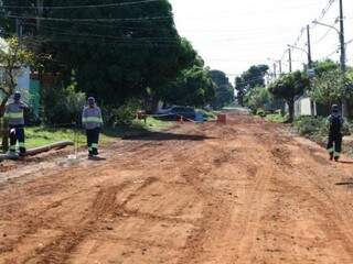 Equipe trabalha na preparação de rua para obra de asfalto na Capital (Foto: PMCG/Divulgação)