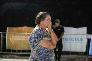Maria Ocampos chorando ao ver sua escola terminar o desfile (Foto: Paulo Francis)