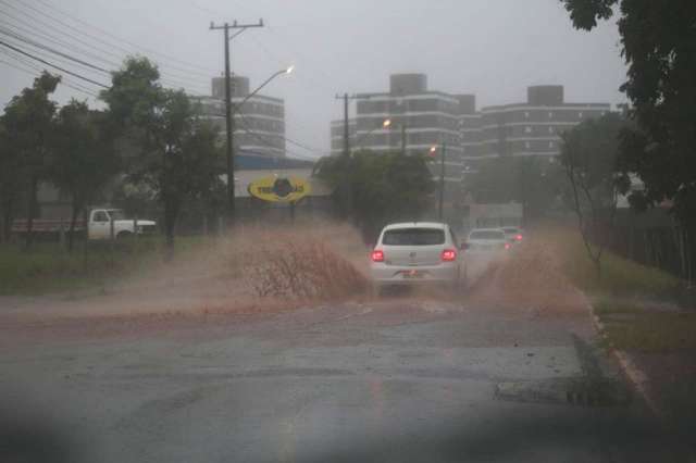 Temporal causa enxurradas e deixa tr&acirc;nsito lento em avenidas de Campo Grande
