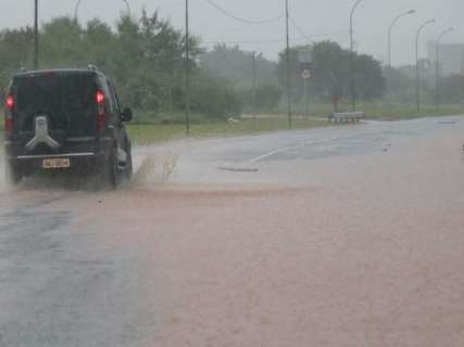 Chuva alaga Avenida Thyrson de Almeida na região do Aero Rancho