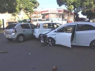 Motorista de aplicativo invade canteiro, derruba placa e bate em 2 carros
