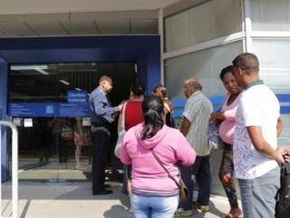 Clientes na entrada de agência bancária em Campo Grande (Foto: Arquivo)