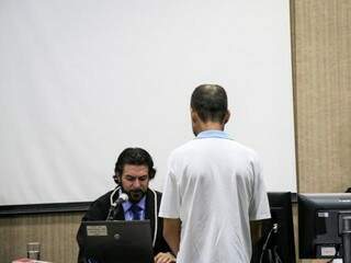 Vendedor é absolvido por assassinar homem a facadas em 2016 Vendedor é absolvido por assassinar homem a facadas em 2016