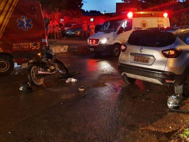 Pai, filha e mulher gr&aacute;vida s&atilde;o lan&ccedil;ados ap&oacute;s moto ser atingida por carro
