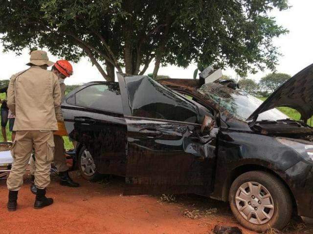 Motorista desvia de pedra, perde o controle e carro com 4 pessoas capota