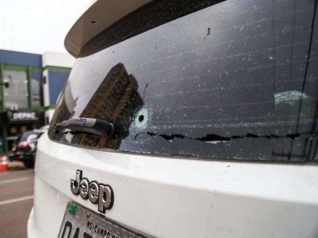Ap&oacute;s persegui&ccedil;&atilde;o e tiroteio, pol&iacute;cia recupera Jeep roubado na Carvalho
