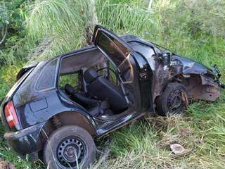 Veículo bateu em carreta e só parou após se chocar com coqueiros na beira da estrada (Foto: Renato Vessati/Divulgação)