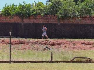 Pra&ccedil;a ter&aacute; novo campo de futebol, banco &ldquo;minhoca&rdquo; e playground