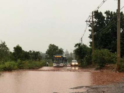 Ônibus atola em rua do Itamaracá após chuva durante a madrugada 