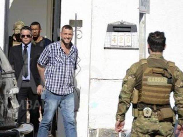 Pego com celular na cela, delegado preso por assassinato &eacute; transferido  
