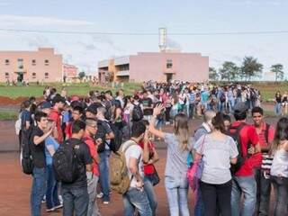 Estudantes fazem fila em frente ao campus da UFGD (Foto: Divulgação)