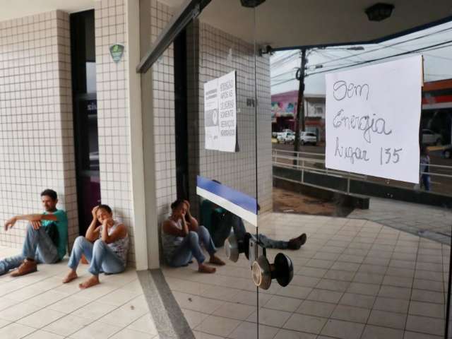 Sem luz, ag&ecirc;ncia do INSS nem abre e deixa segurados para lado de fora