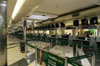 Fluxo nos aeroportos deve cair em viagens internacionais com dólar alto e coronavírus. (Henrique Kawaminami)