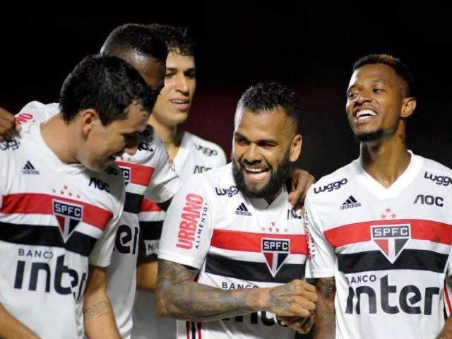 S&atilde;o Paulo vence o &Aacute;gua Santa com 2 gola&ccedil;os de Pablo e Daniel Alves