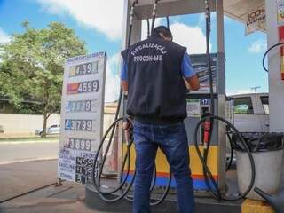 Fiscalização do Procon notificou posto por alta irregular no preço da gasolina, que passou de R$ 4,19 para R$ 4,39. (Foto: Marcos Maluf)