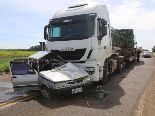 Motorista morre e mulher fica ferida em colis&atilde;o entre carro e carreta