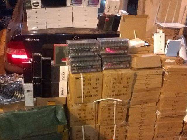 Comboio de quatro ve&iacute;culos com cigarros e 43 iPads &eacute; apreendido na MS-379