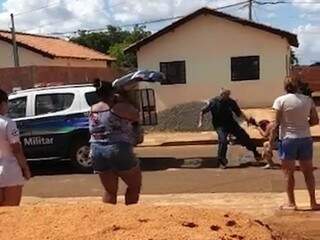 Imagem obtida de vídeo mostra policial puxando moradora pelos cabelos para levar até a delegacia. (Foto: Reprodução Vídeo)