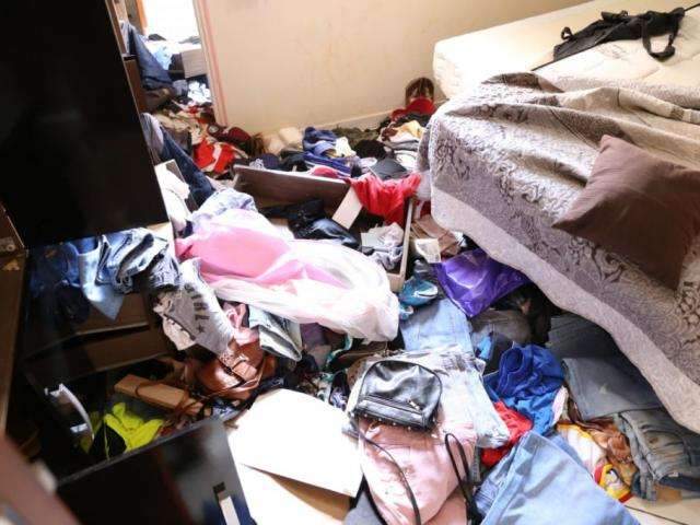 De luva, ladr&otilde;es danificam c&acirc;mera e reviram tudo ap&oacute;s invadir casa 