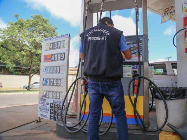 Procon notifica posto que resolveu cobrar pre&ccedil;o novo por gasolina &quot;velha&quot;