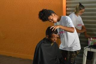 Teve corte de cabelo para o morador de rua (Foto: Alana Portela)