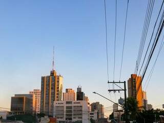 Uma das principais ruas da cidade, 14 de julho é exemplo de sol que dura o dia todo na Capital. (Foto: Henrique Kawaminami)