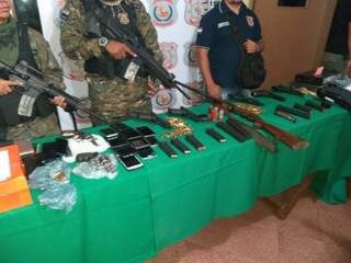 Policiais apresentam armas e munições apreendidas em operação nesta manhã em Pedro Juan Caballero (Foto: Rádio Império)