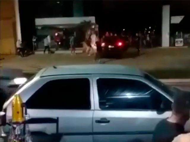 V&iacute;deo flagra momento em que PM atira em jovem durante confus&atilde;o em posto