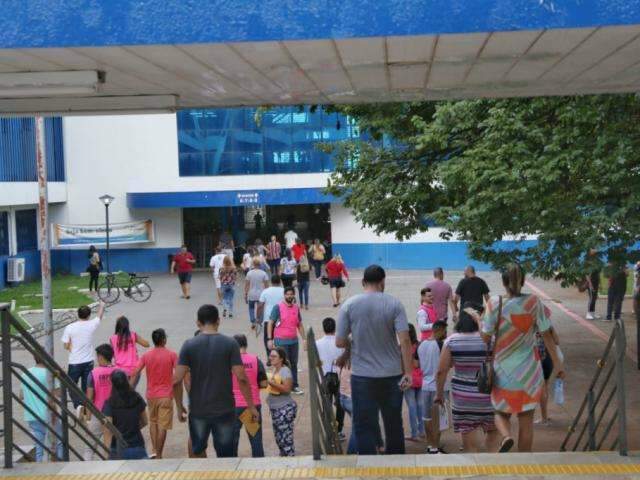 Sem concurso no interior, candidato vem de longe para disputar vaga tempor&aacute;ria