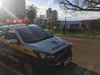 Fiscalização em frente à Escola Estadual Joaquim Murtinho. (Foto: Danielle Errobidarte)