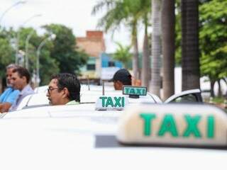 Ação social dos taxistas foi realiza nesta sexta-feira, no bairro Aero Rancho. (Foto: Henrique Kawaminami)