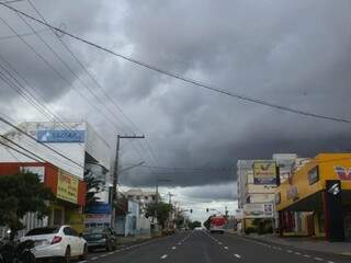 Céu nublado nesta tarde na Rua 13 de Maio, em Campo Grande (Foto: Marcos Maluf)