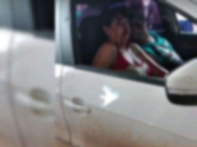 Homem morre e esposa &eacute; ferida a tiros em frente a resid&ecirc;ncia na fronteira 
