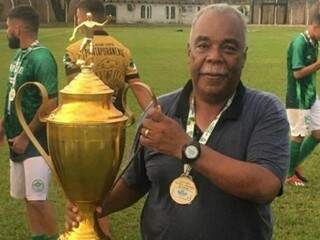 João Francisco Marçal com a taça de campeão da Série B de 2018 (Foto: Divulgação)