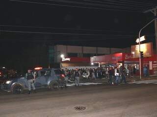 Polícia faz "batida" em frente à conveniência para coibir som alto Polícia faz "batida" em frente à conveniência para coibir som alto