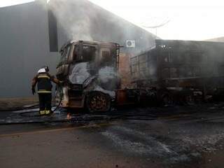Caminhão com duas carretas acopladas ficou completamente queimado em Paranaíba (Foto: Divulgação)
