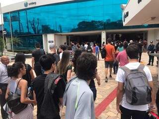 Chegada de estudantes à Uniderp, um dos locais de aplicação do Enem 2019 em Campo Grande (Foto: Fernanda Palheta/Arquivo)