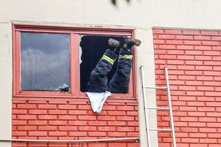 Bombeiro entrou pela janela em área atingida pelo fogo. (Foto: Henrique Kawaminami)